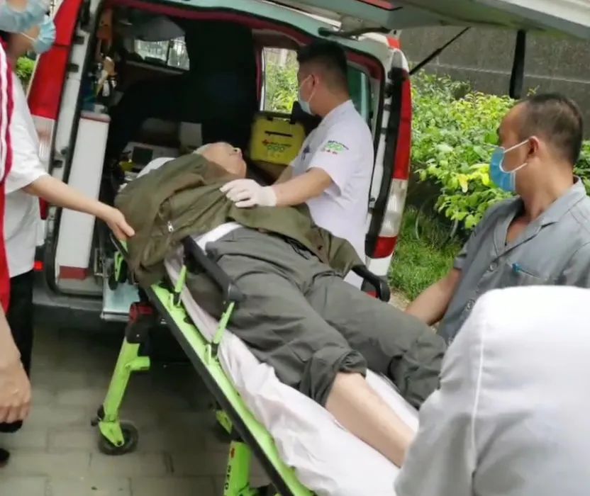 驚險(xiǎn)！外賣放門口一天沒人拿？警察開鎖破門后……(圖6)